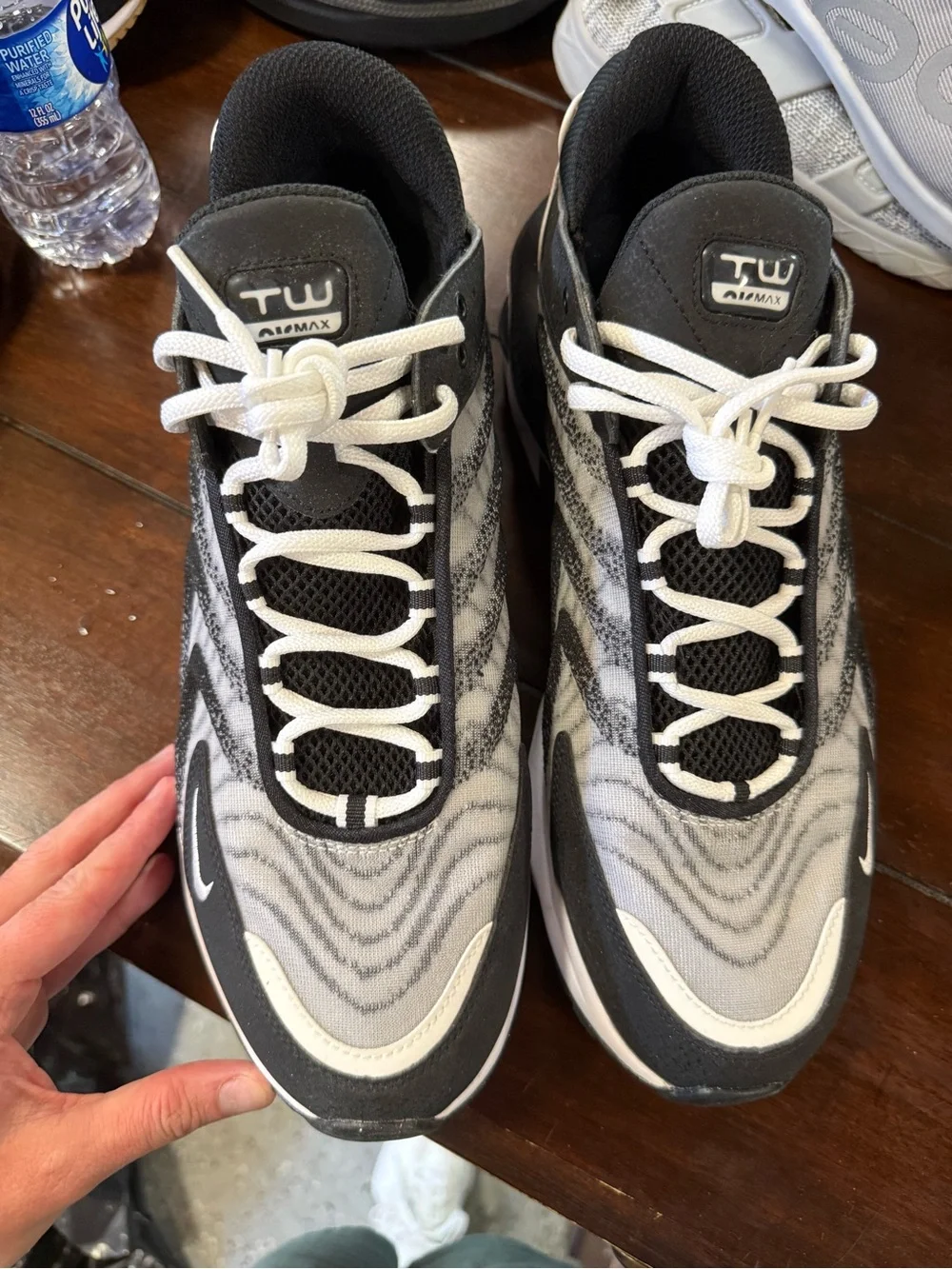 Nike Airmax Men's Black and White Wave-Pattern Sneakers